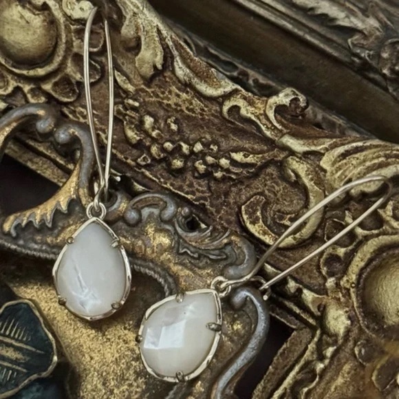 KENDRA SCOTT • Gold Dee Ivory Pearl Dangle Earrings - Picture 3 of 4